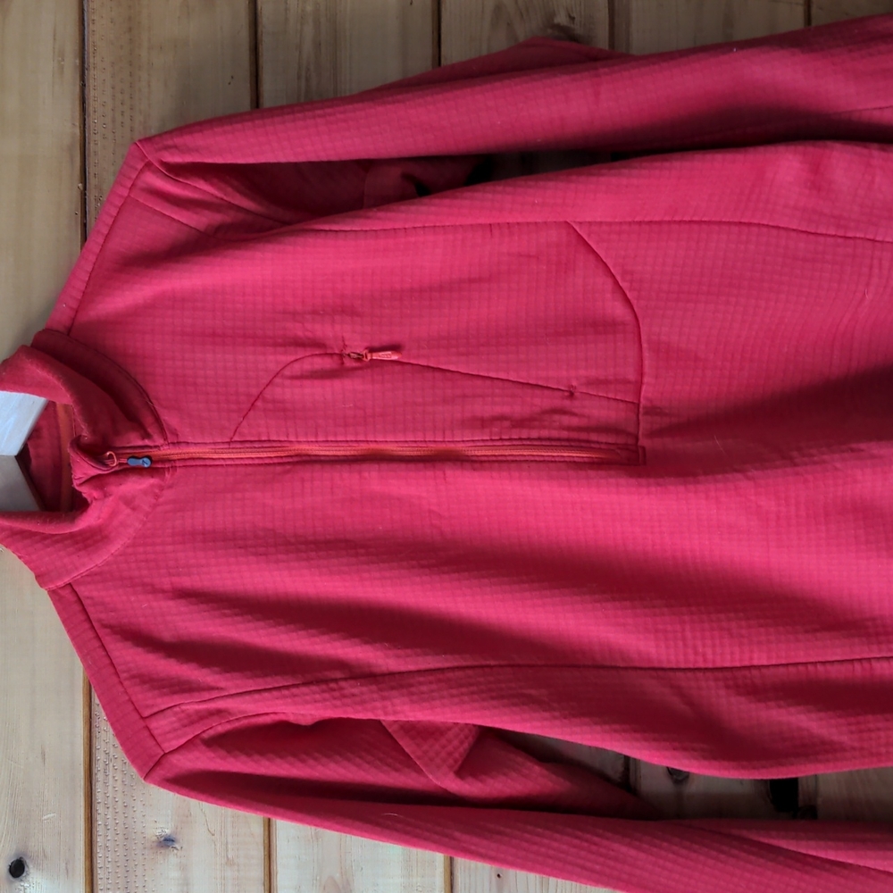 MEC top bright red men's mid-weight thermal mid-layer Small